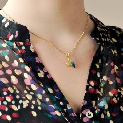 A.BRASK Blooming spring - Hängsmycke i förgyllt silver med färgsten