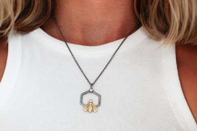 Lotta Jewellery Honey Queen bee smycke bi välgörenhet