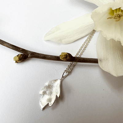 Lotta Jewellery Tiny Leaf - Halsband i silver