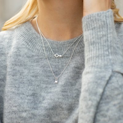 by Faith Bokstav O - Berlock i silver