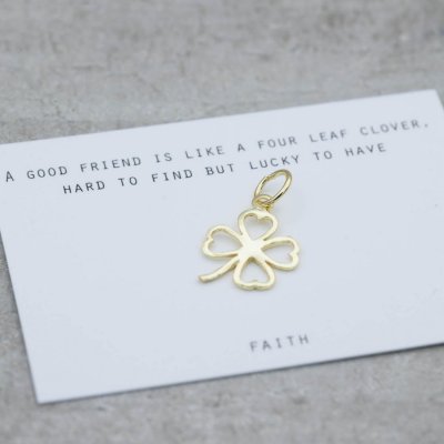 by Faith Lyckoklöver kontur - Berlock i förgyllt silver