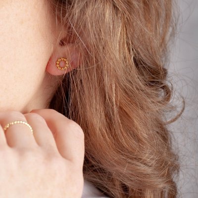 by Faith Cirkel med pluppar - Örhängen i förgyllt silver