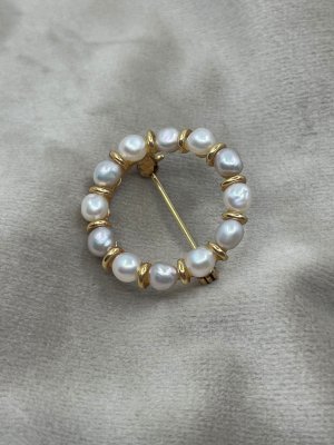 Brosch guld Heribert Engelbert HE pärlbrosch
