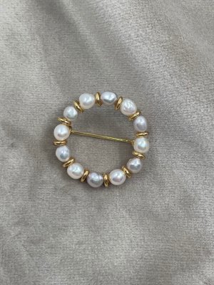 Brosch guld Heribert Engelbert HE pärlbrosch