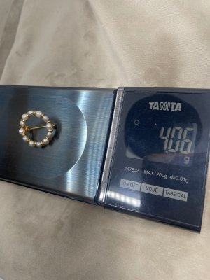 Brosch guld Heribert Engelbert HE pärlbrosch