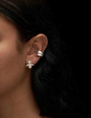 MARIA NILSDOTTER Bumblebee Pearl - Örhänge i silver