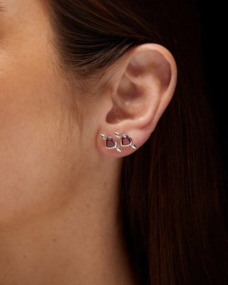 MARIA NILSDOTTER Pierced Heart Garnet Studs - Örhänge i silver