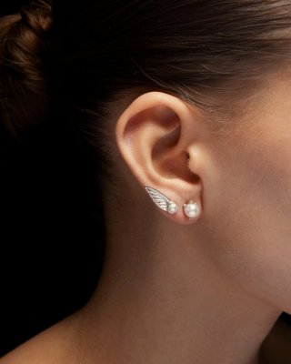 MARIA NILSDOTTER Tiny Claw Pearl - Örhänge i silver