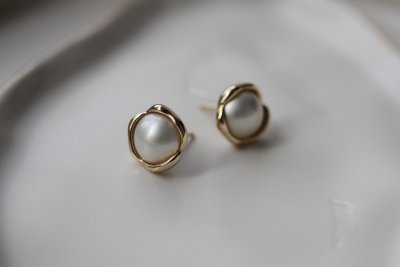 Per Borup Design Dôme de Perles - Örhängen i guld med mabepärla