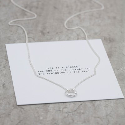 by Faith Cirkel med pluppar - Halsband i silver