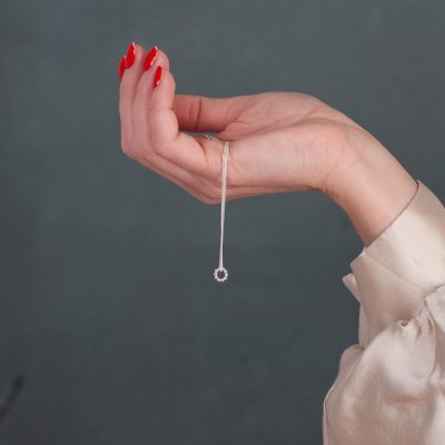 by Faith Cirkel med pluppar - Halsband i silver