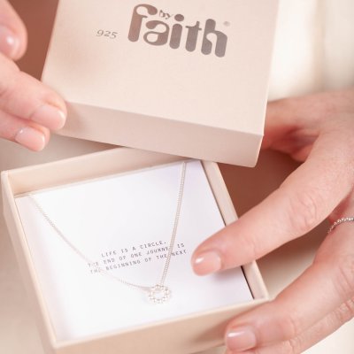 by Faith Cirkel med pluppar - Halsband i silver