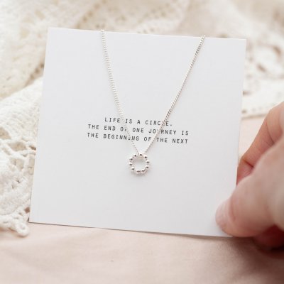 by Faith Cirkel med pluppar - Halsband i silver