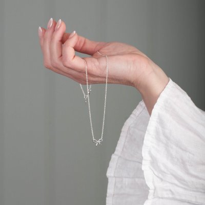 by Faith Liten rosett - Halsband i silver