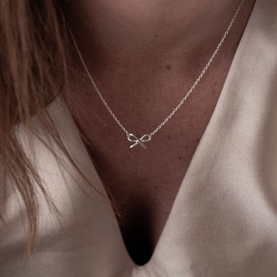 by Faith Liten rosett - Halsband i silver