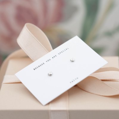 by Faith Bulligt hjärta - Mini örhängen i silver