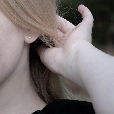 by Faith Bulligt hjärta - Mini örhängen i silver