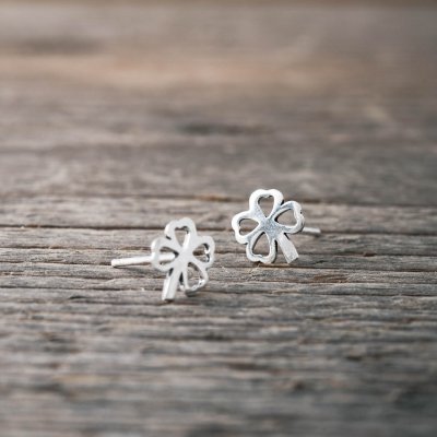 by Faith Lyckoklöver kontur - Mini örhängen i silver