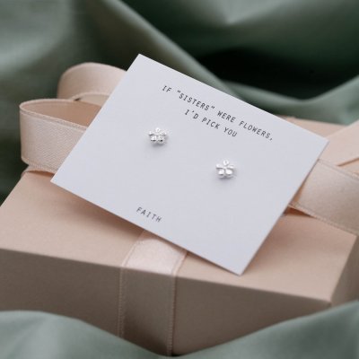 by Faith Miniblomma - Små örhängen i silver