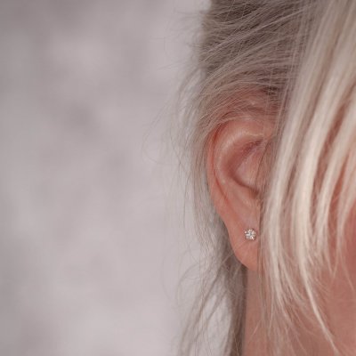 by Faith Miniblomma - Små örhängen i silver