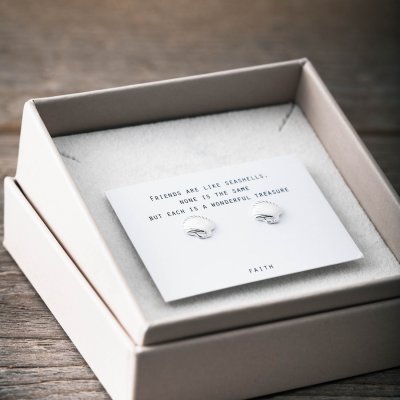 by Faith Snäcka - Örhängen i silver