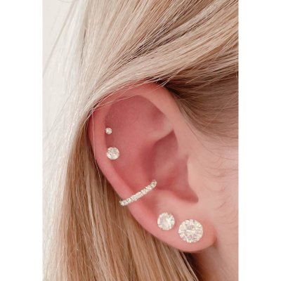 by Faith Örhängen - Stiftörhängen med vit sten i silver