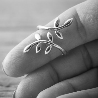 by Faith Livets träd löv - Ring i silver