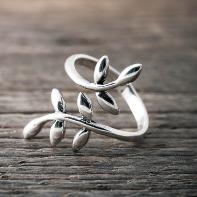 by Faith Livets träd löv - Ring i silver