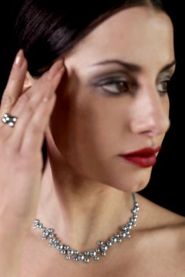 största, mest magnifika halsband i Stellaserien. Skulpturalt och spegelblankt, men ändå oväntat viktlöst. Som en hel galax av fa